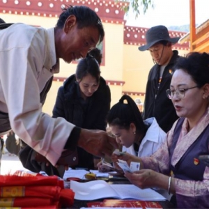 发放“致富牛” 奔向“牛日子” 白玉县托底帮扶铺就乡村振兴路